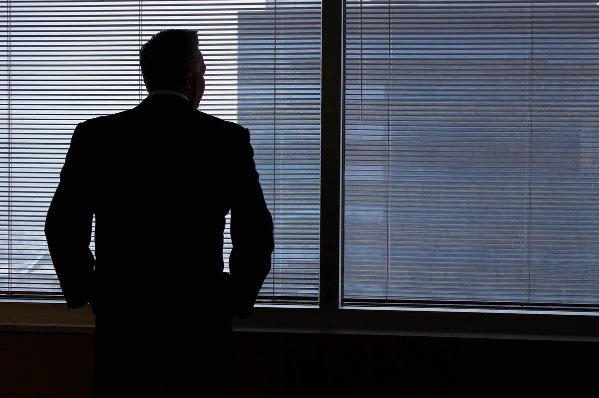 Consultation avec un professionnel dans un bureau lumineux
