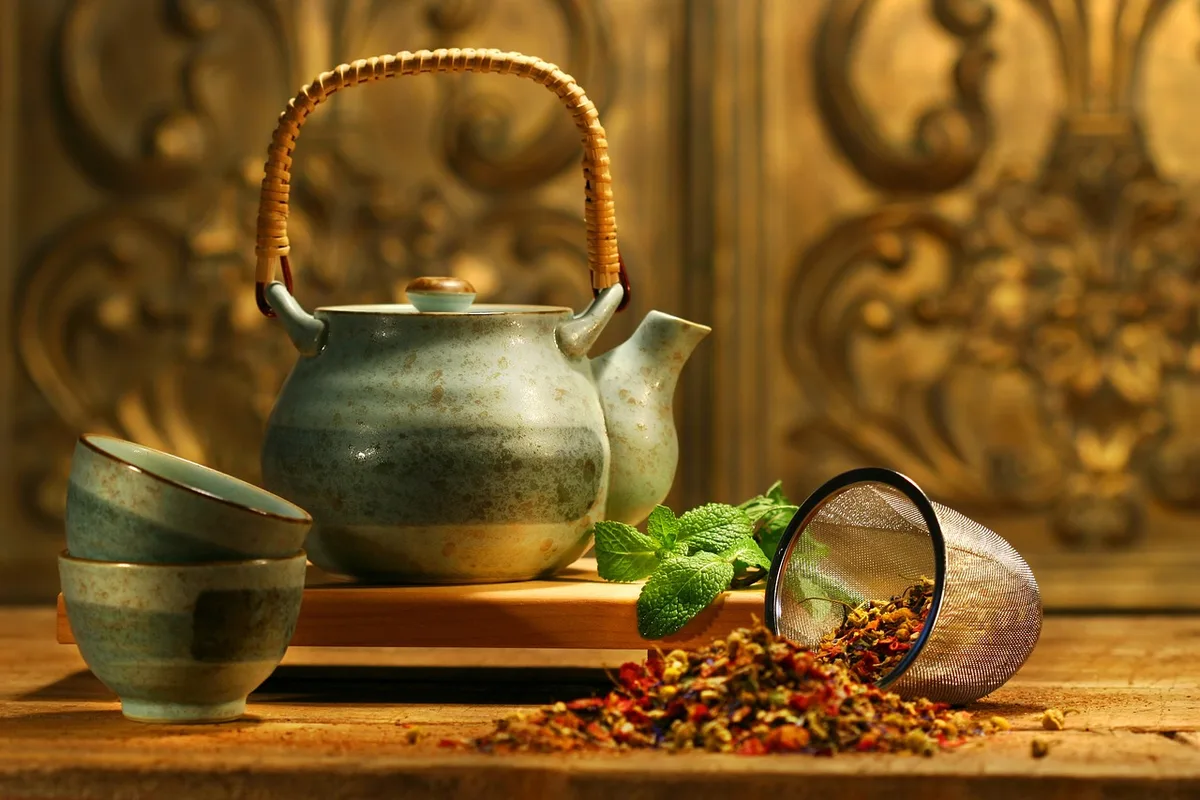 Tasse d'infusion de menthe poivrée et camomille