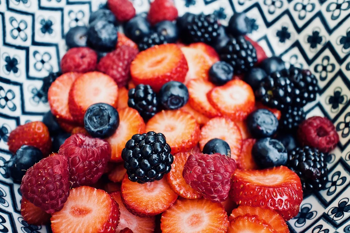 Bol de fruits et légumes frais variés