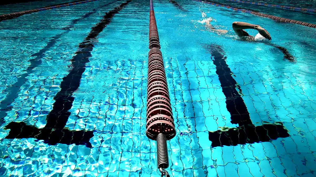 Séance d'aquagym en piscine intérieure avec lumière du jour