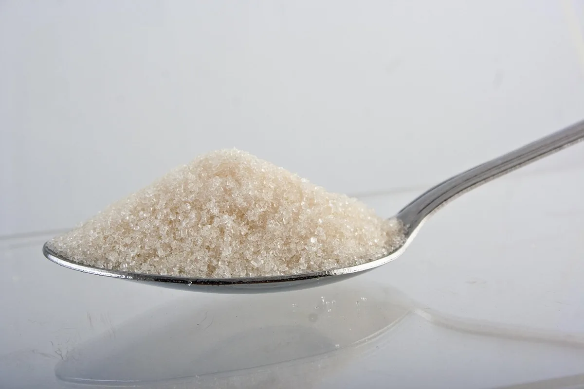 Poudre de maca dans un bol avec une cuillère sur une table