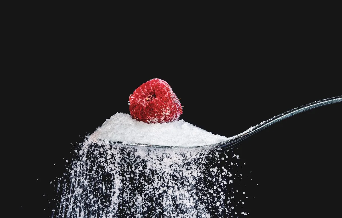 Poudre de gomme de guar et cuillère sur un comptoir de cuisine