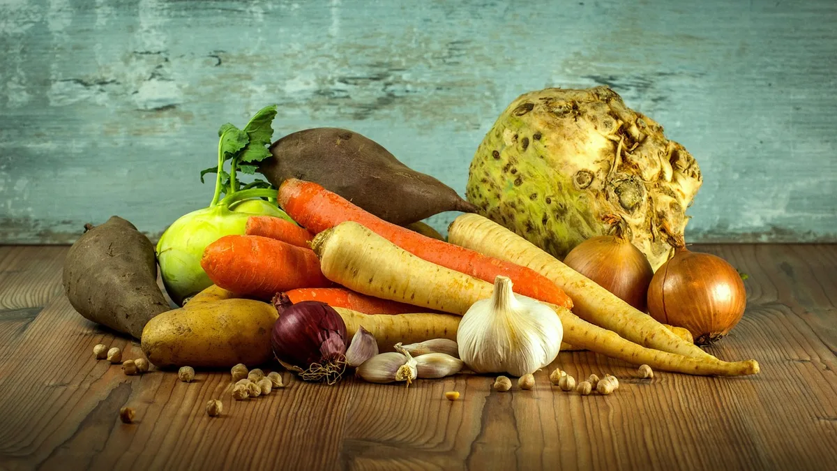 Rhizome et poudre de curcuma présentés sur une planche