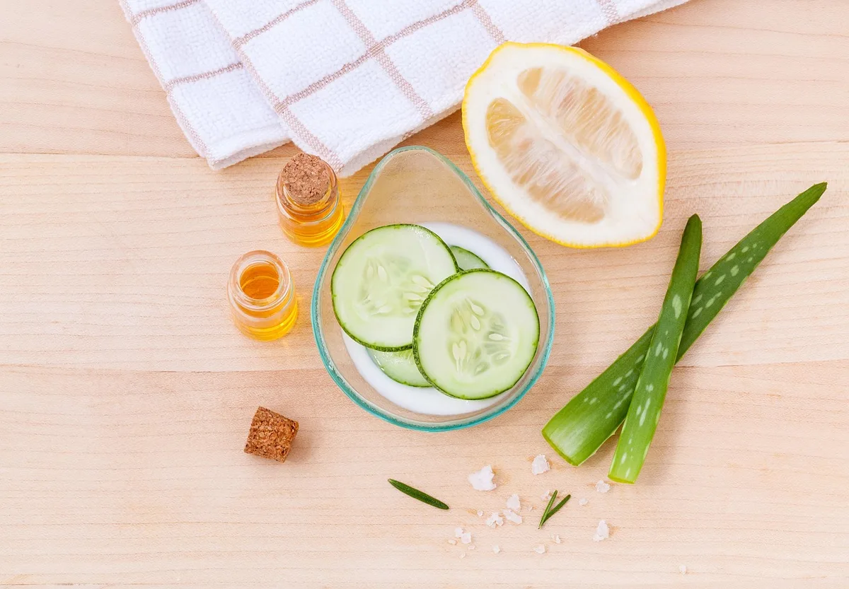 Gel d'aloe vera dans un pot près d'une plante d'aloe