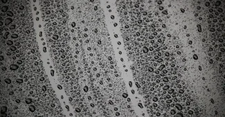 Mains anonymes versant une poudre blanche dans un verre d'eau dans une salle de bains