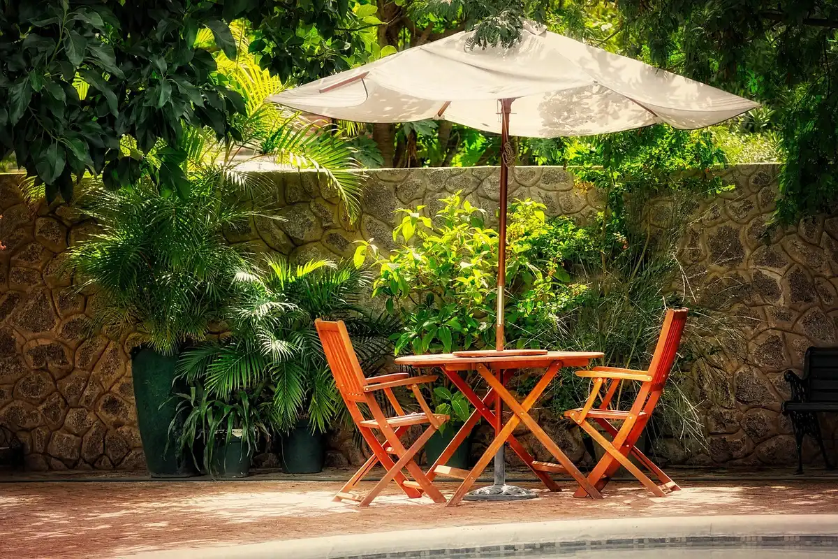 Chaise d'assise surélevée dans un salon organisé pour faciliter le lever