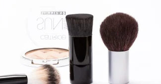 Cristaux de zinc et peau claire sur fond neutre évoquant l'efficacité du minéral contre l'acné