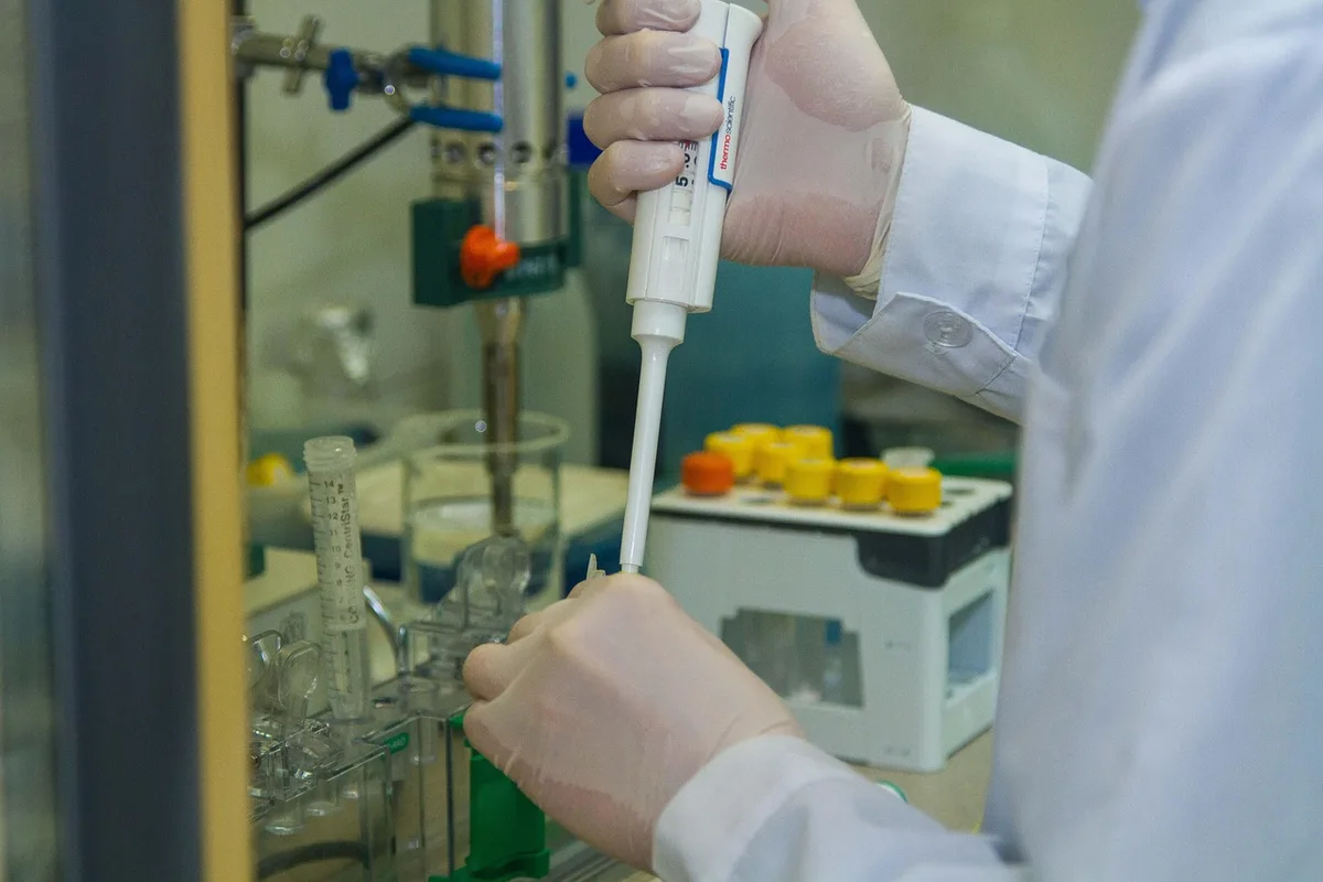 Représentation de la recherche clinique sur les microbes en laboratoire