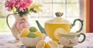 Chevet nocturne anonyme avec boîte de compléments et tasse de tisane