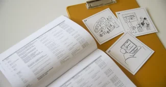 Stagiaire en psychologie écoutant attentivement un client lors d'une séance de conseil dans un bureau neutre.
