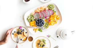 Aliments riches en zinc disposés sur une planche en bois : huîtres, graines et germe de blé