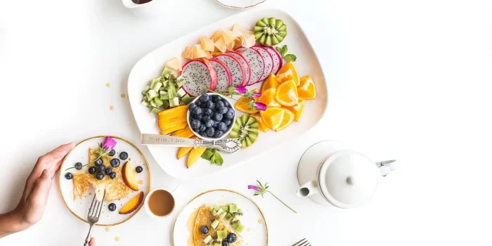 Aliments riches en zinc disposés sur une planche en bois : huîtres, graines et germe de blé