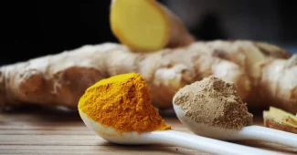 Pot de poudre de complément et cuillère sur une table de cuisine en plein jour