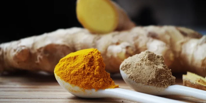 Pot de poudre de complément et cuillère sur une table de cuisine en plein jour