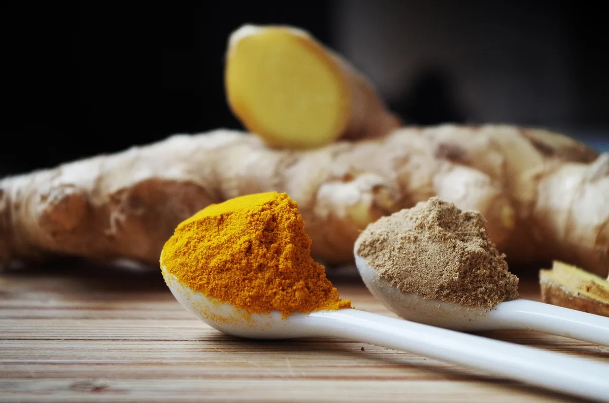 Pot de poudre de complément et cuillère sur une table de cuisine en plein jour