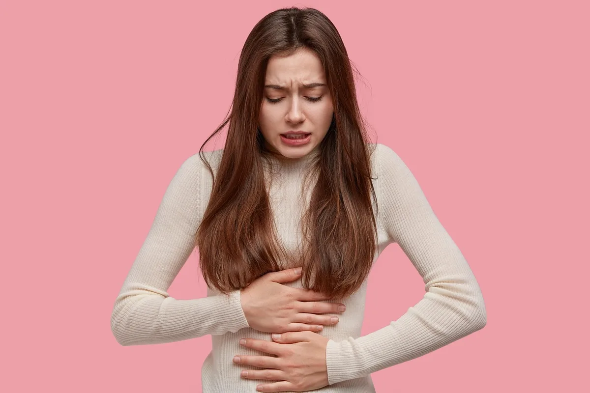 Symptômes digestifs liés au surdosage de zinc : nausées et douleurs abdominales