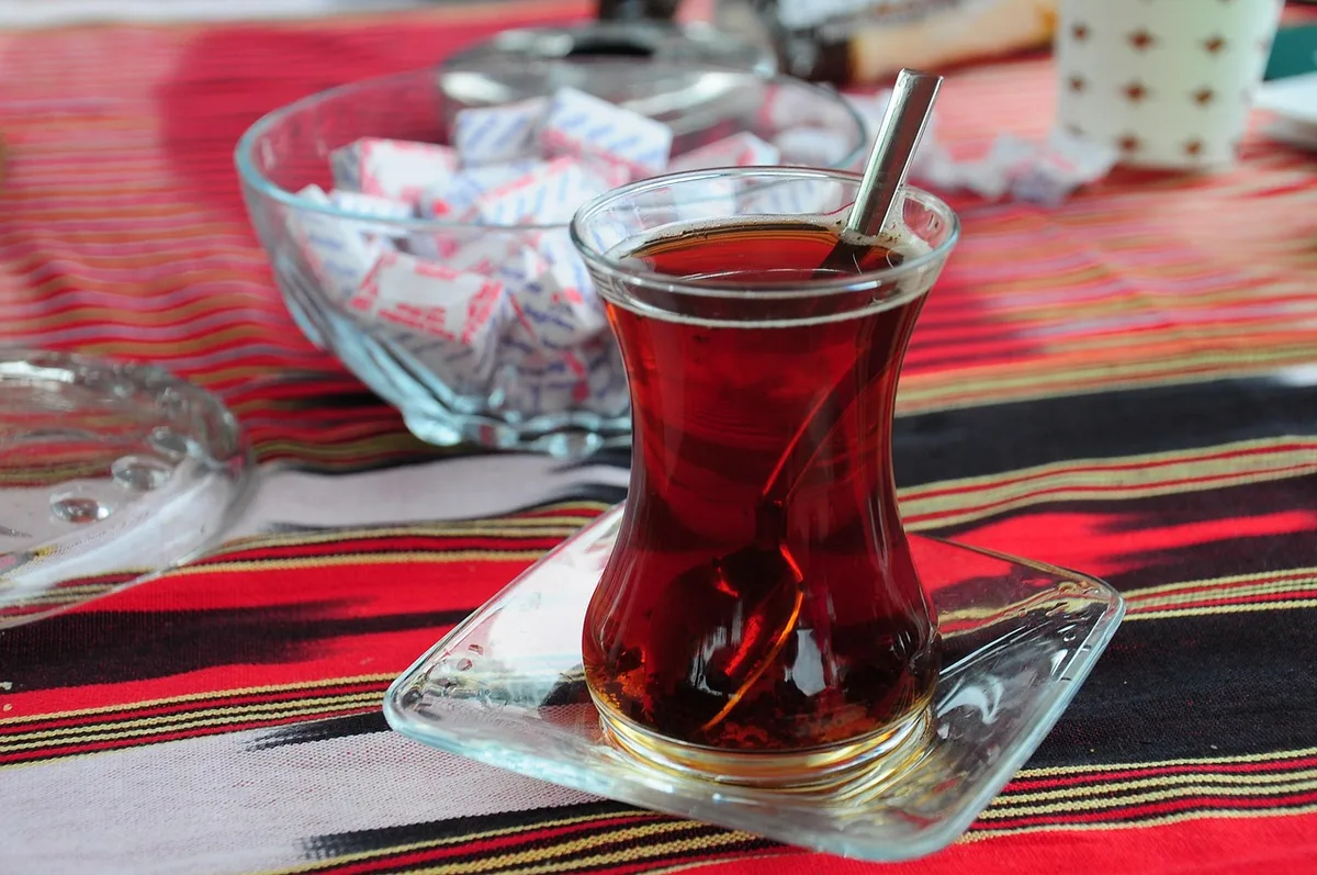 Tasse d'infusion de lavande et diffuseur sur une table de chevet ensoleillée