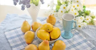 Tasse d'infusion et fleurs sèches sur une table près d'une fenêtre ensoleillée
