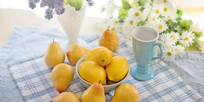 Tasse d'infusion et fleurs sèches sur une table près d'une fenêtre ensoleillée