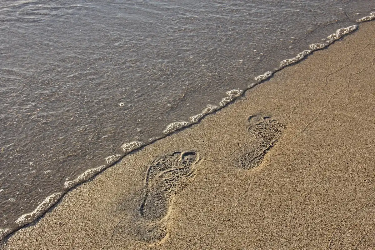 Pied positionné sur le bord d'une marche en plein jour pour étirer la voûte plantaire