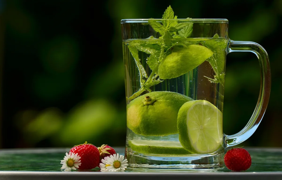 Verre d'eau posé sur une table de petit-déjeuner pour réhydrater le matin