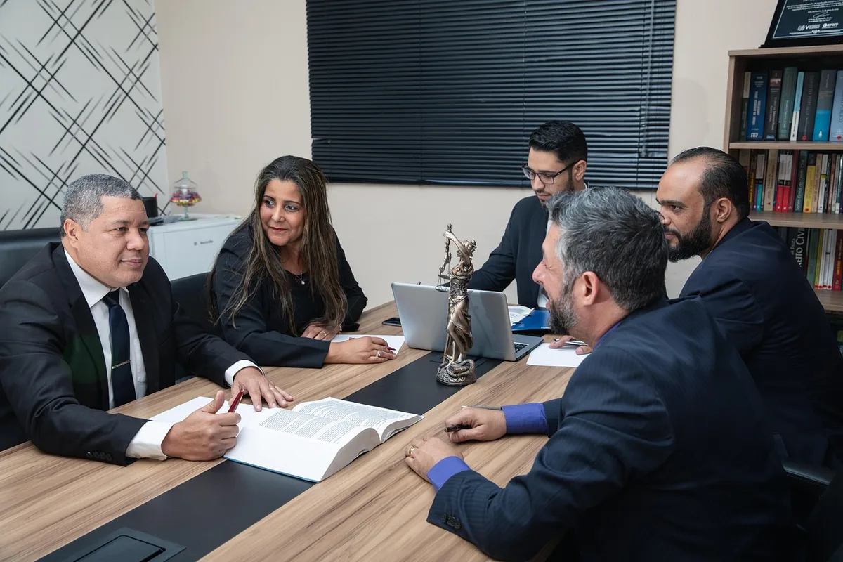 Convention de stage signée posée sur un bureau avec un stylo