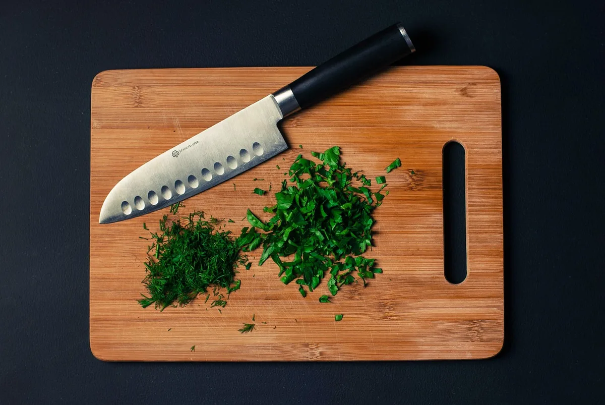 Brins de persil et de menthe fraîche sur un plan de travail