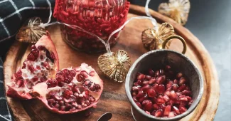 Pantry lumineux avec bocaux en verre et contenants hermétiques sur étagères