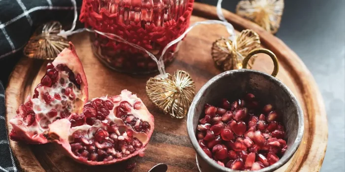 Pantry lumineux avec bocaux en verre et contenants hermétiques sur étagères