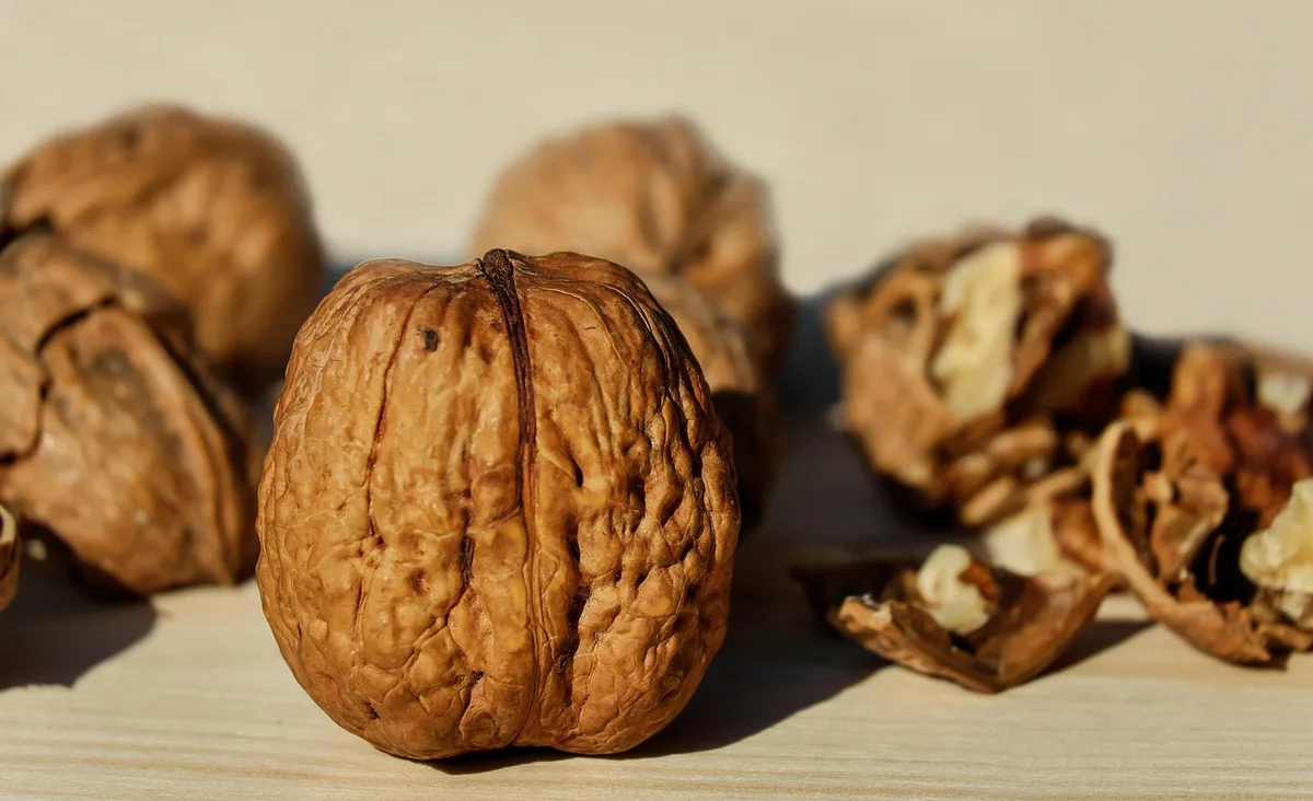 Aliments riches en biotine disposés sur une table
