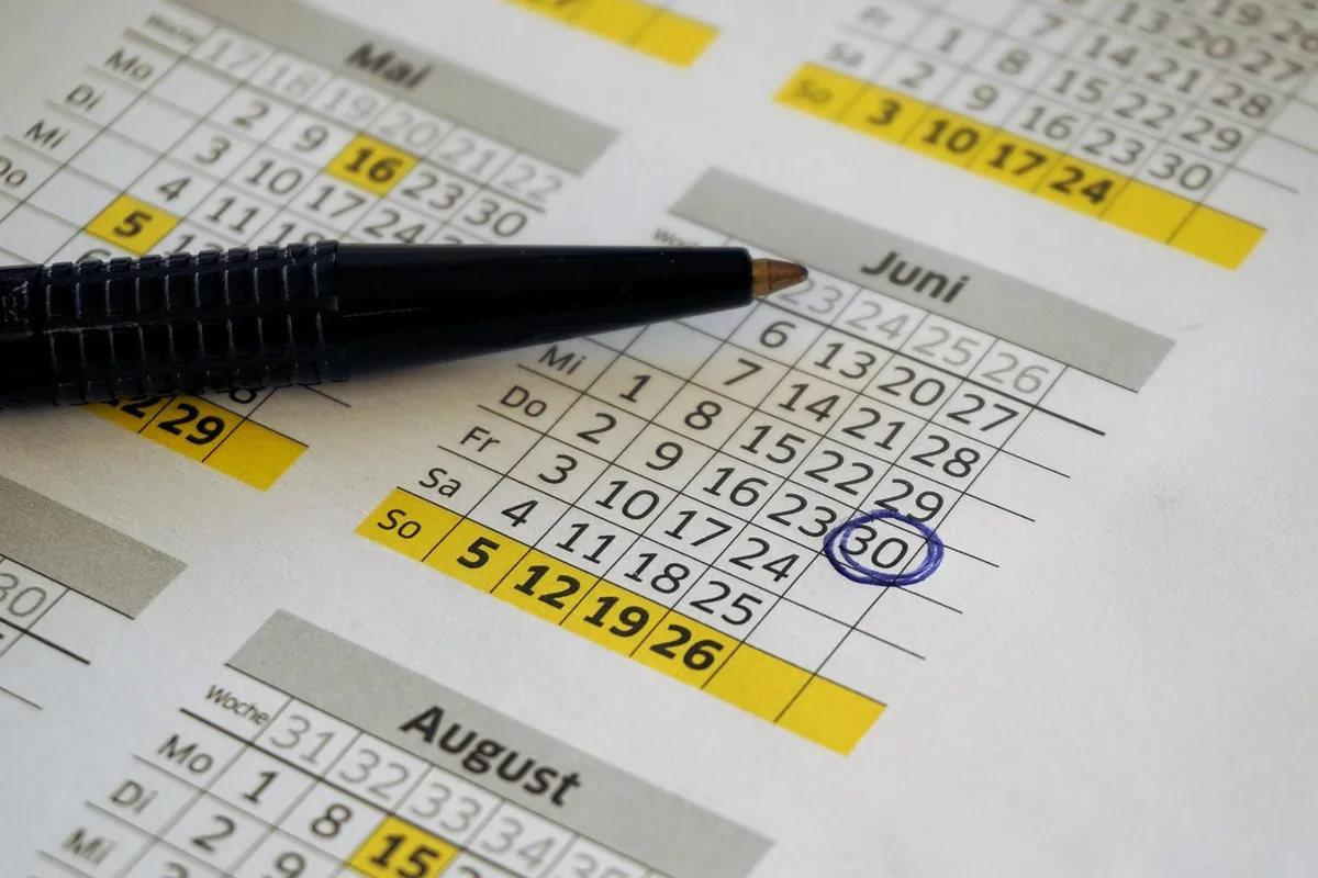 Calendrier d'entraînement hebdomadaire avec séances marquées, carnet et stylo