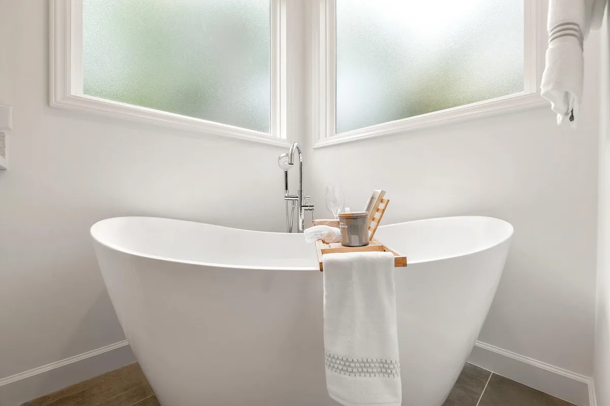 Baignoire thermale intérieure avec eau et lumière naturelle
