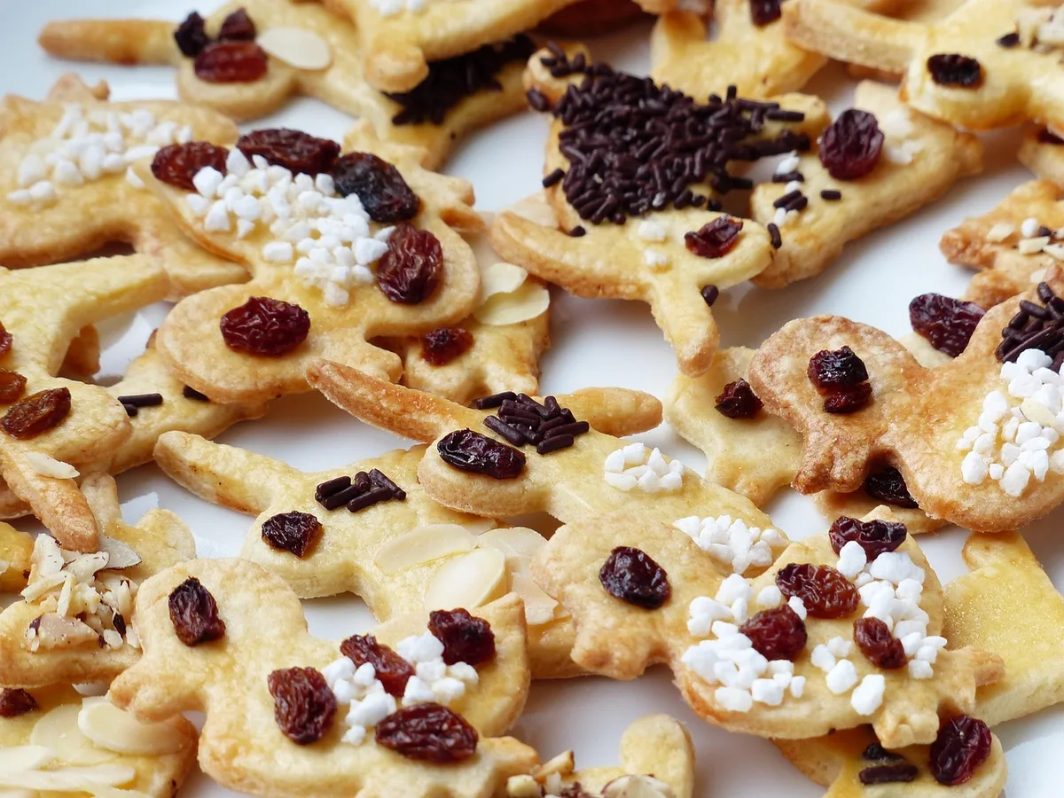 Bol de préparation avec farine sans gluten et cuillère en bois prêt pour cuisson