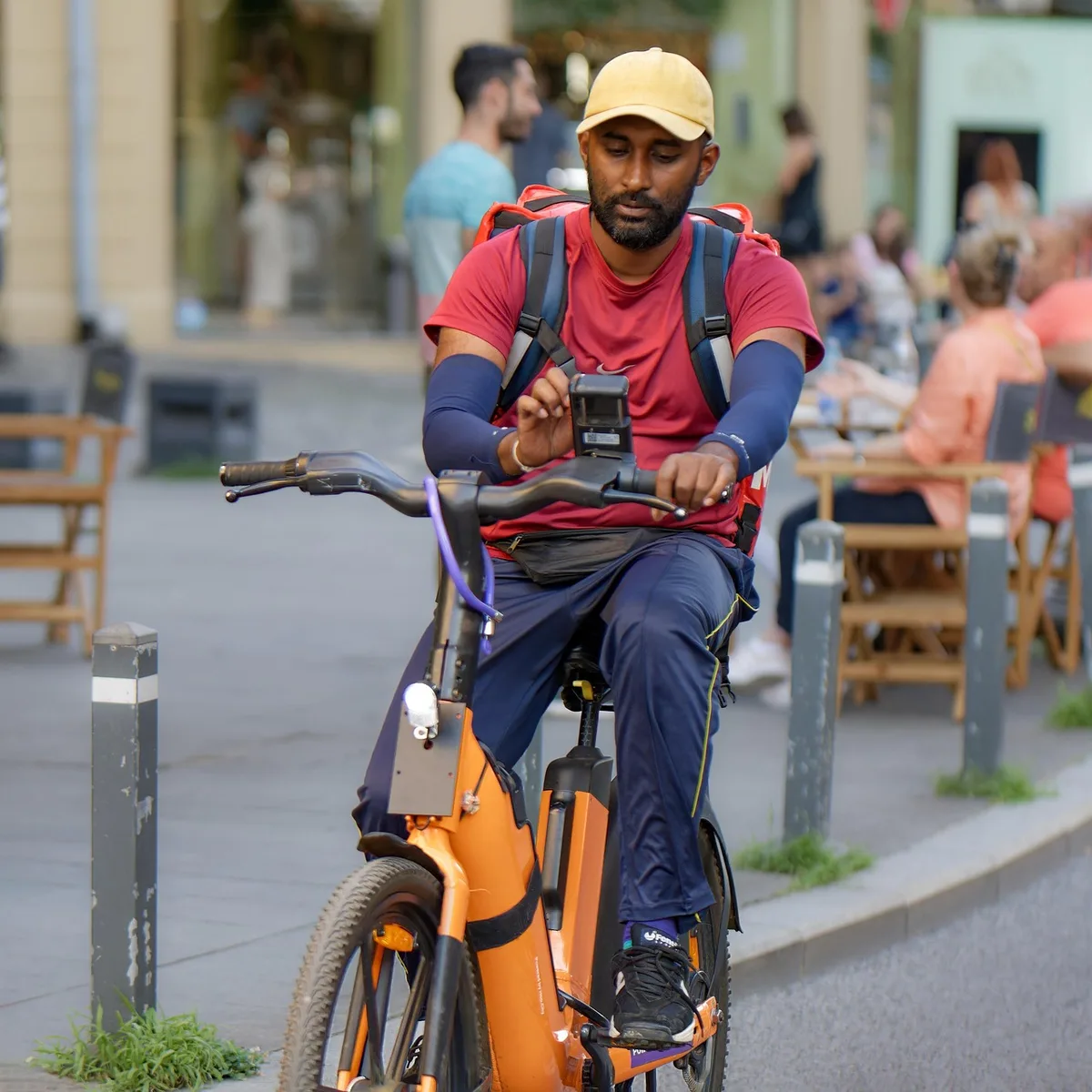 Personne montrant une cheville douloureuse avec main sur la cheville