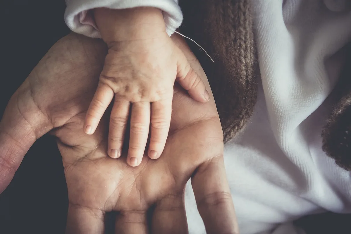 Parent administrant des gouttes de vitamine D à un nourrisson