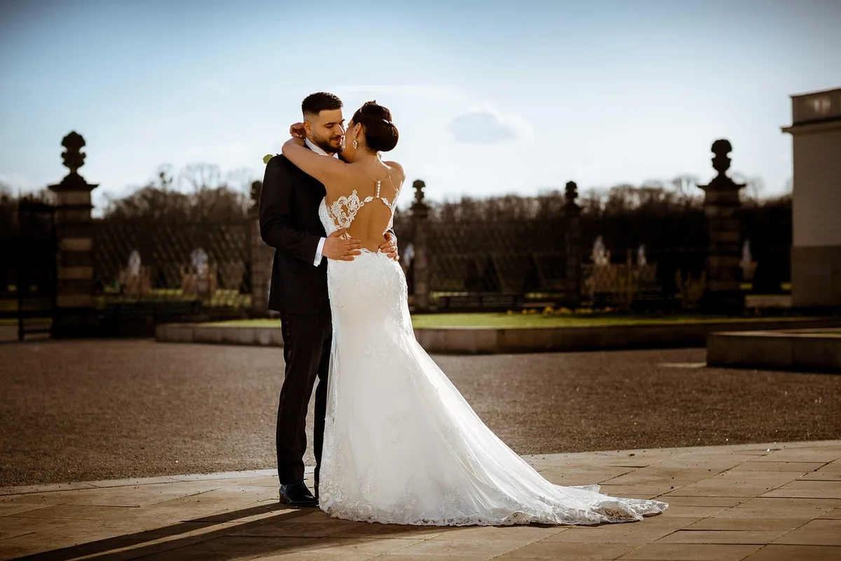 Essayage de robe de mariée dans un atelier lumineux