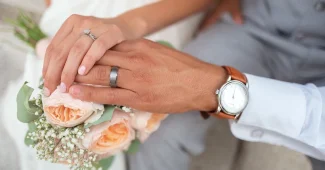 Table ensoleillée avec carnet de planning de mariage, contrats et calendrier