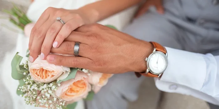 Table ensoleillée avec carnet de planning de mariage, contrats et calendrier