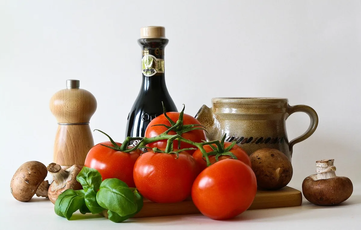Bouteille d'huile de germe de blé sur un plan de travail lumineux avec salade