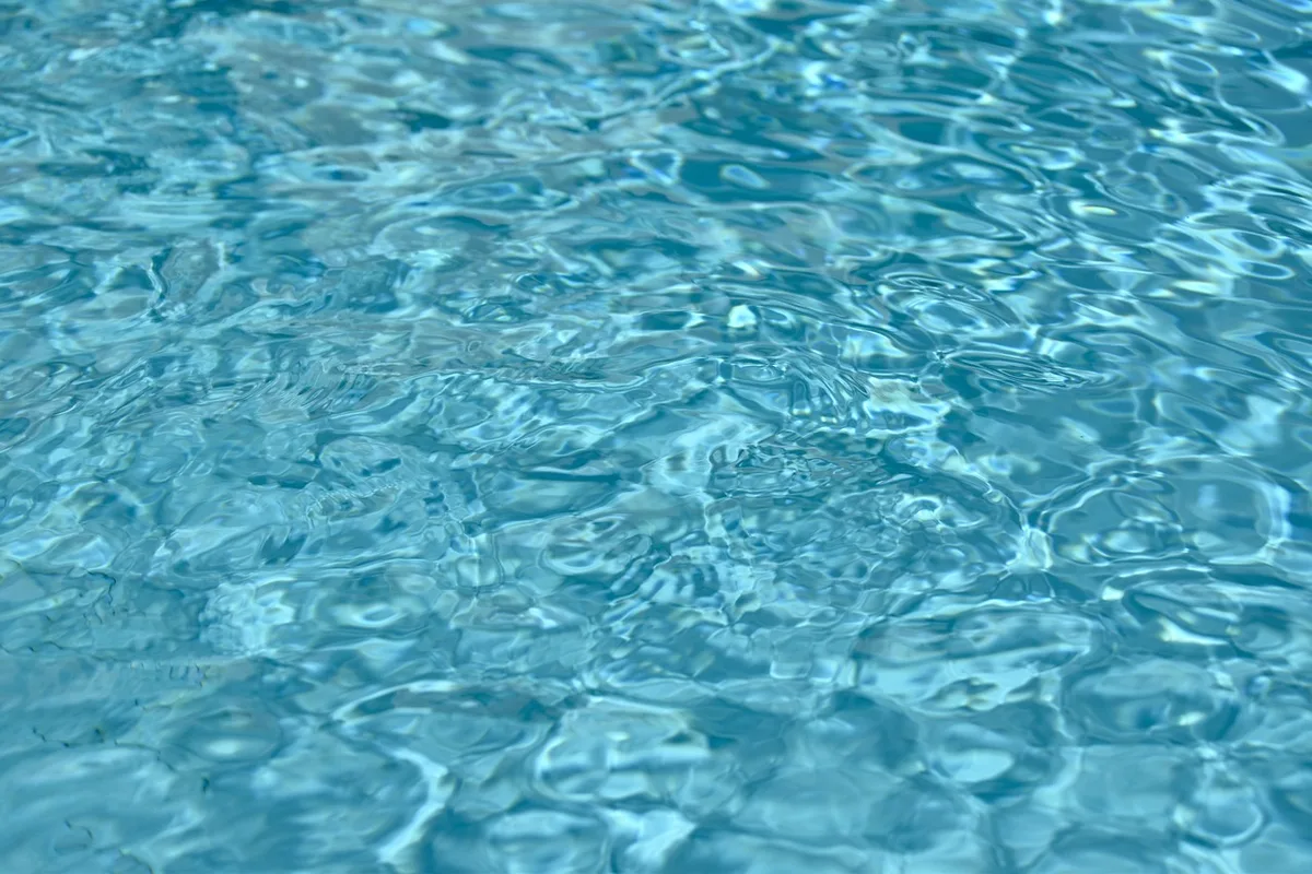 Personne avec planche de natation dans une piscine intérieure en journée